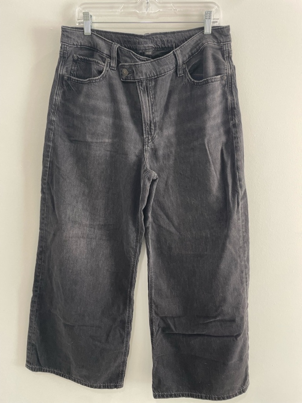 America Eagle Relaxed-Fit Women’s Black Washed Jeans 12 Short